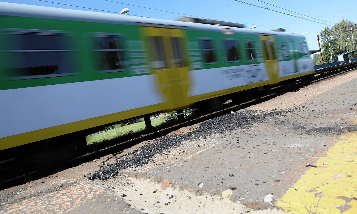 Помог женщине с ребёнком — и оказался под поездом. 17-летний Доминик борется за жизнь, прокуратура расследует трагедию
