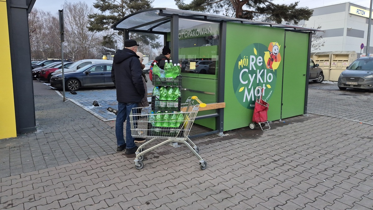 Biedronka выплатила клиенту почти 400 злотых за возврат бутылок — сеть установила более 2000 бутылкоматов