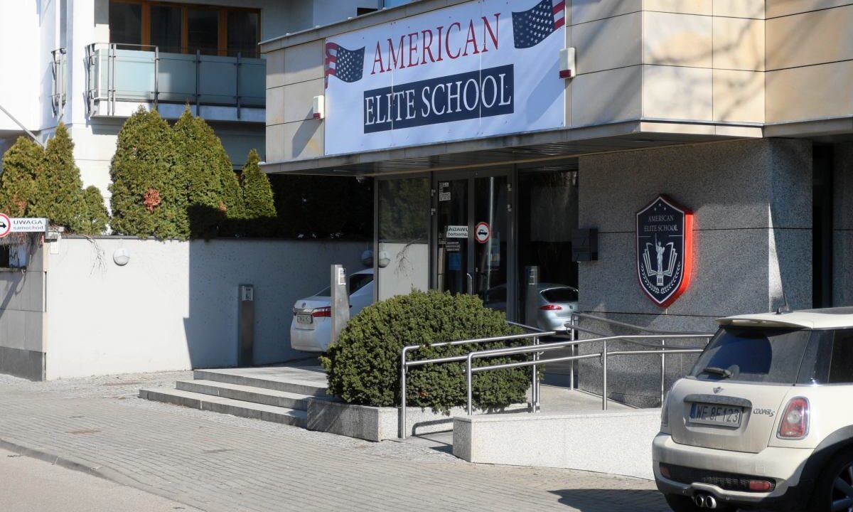 Родители учеников частной школы в Варшаве должны вернуть тысячи злотых из «800+». Владелец разыскивается Интерполом