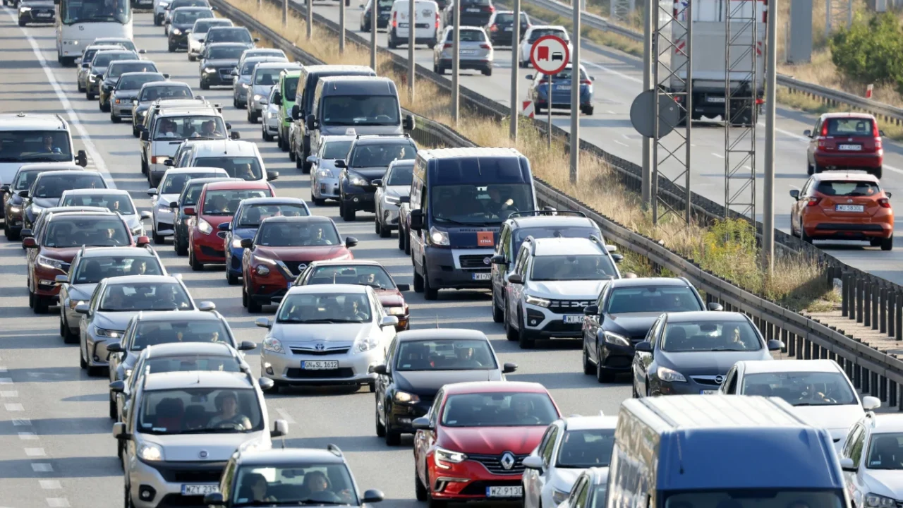 Автомобильный коллапс в Варшаве: уже 850 тыс. машин в день, общественный транспорт теряет пассажиров
