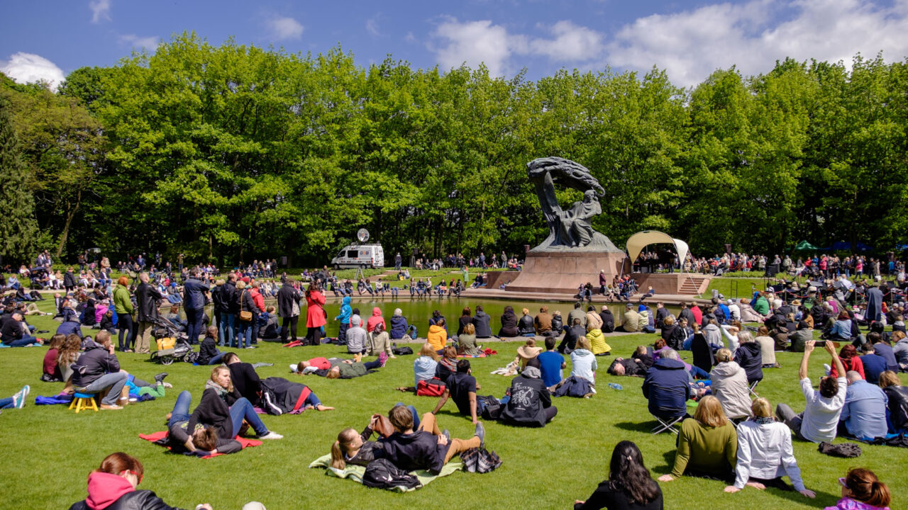 Концерты Шопена в Варшаве откладываются на июль из-за ремонта памятника: меломаны возмущены