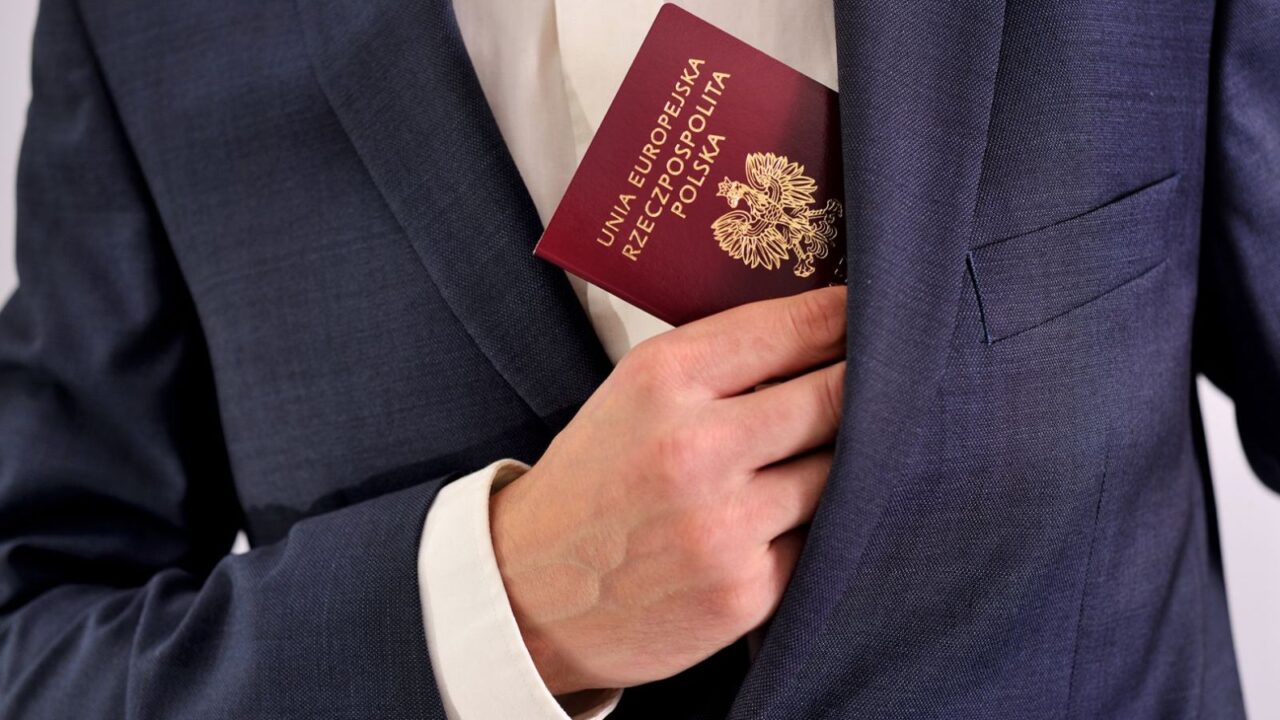 В Польше мужчине отказали в гражданстве после 40 лет жизни в стране — причиной стали 5 штрафов за ПДД