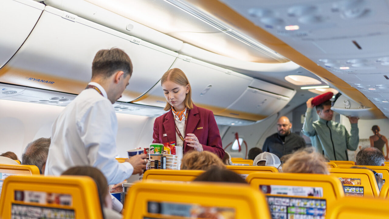 Бортпроводники Ryanair в Польше жалуются на условия работы: смена 11 часов, а оплачиваются только часы в воздухе