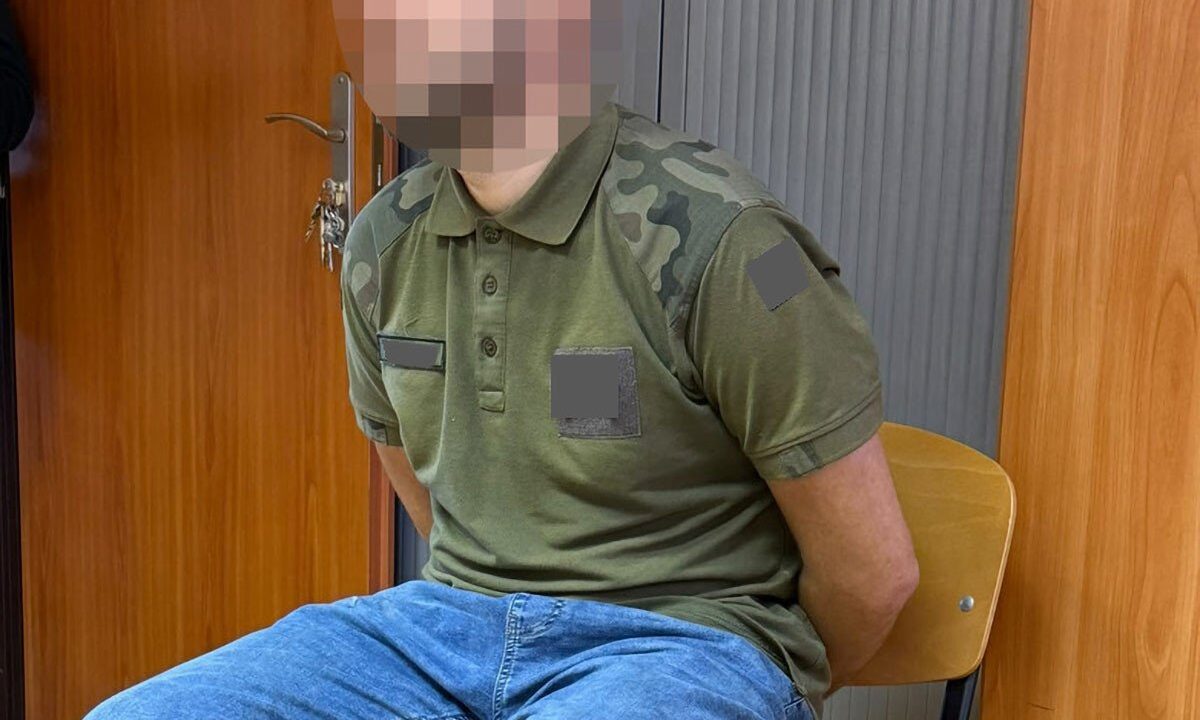 В Варшаве мужчина напал с ножом на двух украинцев в автобусе, а затем спрятался в лесу на Белянах